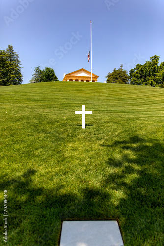 Cuadro en lienzo Vertical photo of cross and tomb on a grassy lawn at Arlington National Cemetery, a military cemetery in Washington DC, the capital of the USA
