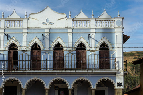 Pueblo de Totora, ubicada en Bolivia en el departamento de Cochabamba, su arquitectura tipo colonial de adobe y teja cerámica es la principal característica y que favorece al turismo del lugar 