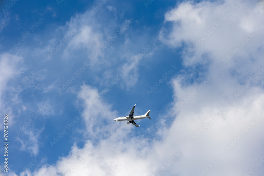 青空と白い雲と着陸体制の飛行機