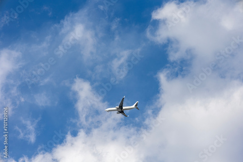 青空と白い雲と着陸体制の飛行機 © decoplus