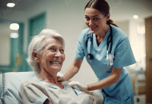 Affetto Curativo- L'Infermiera Sorride Sostenendo un Paziente Anziano in Ospedale photo