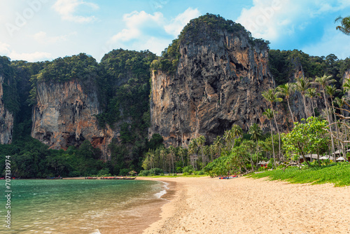 Fototapeta Naklejka Na Ścianę i Meble -  The Ao Ton Sai beach is one of the famous beaches of the Railey peninsula between the municipalities of Krabi and Ao Nang in the south of Thailand. It's a very popular destination for bouldering