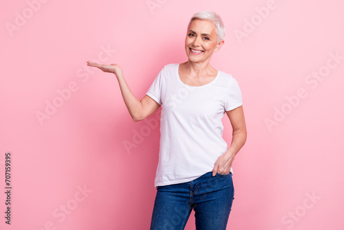 Foto Portrait of cheerful person with white hairdo dressed stylish t-shirt palm prese