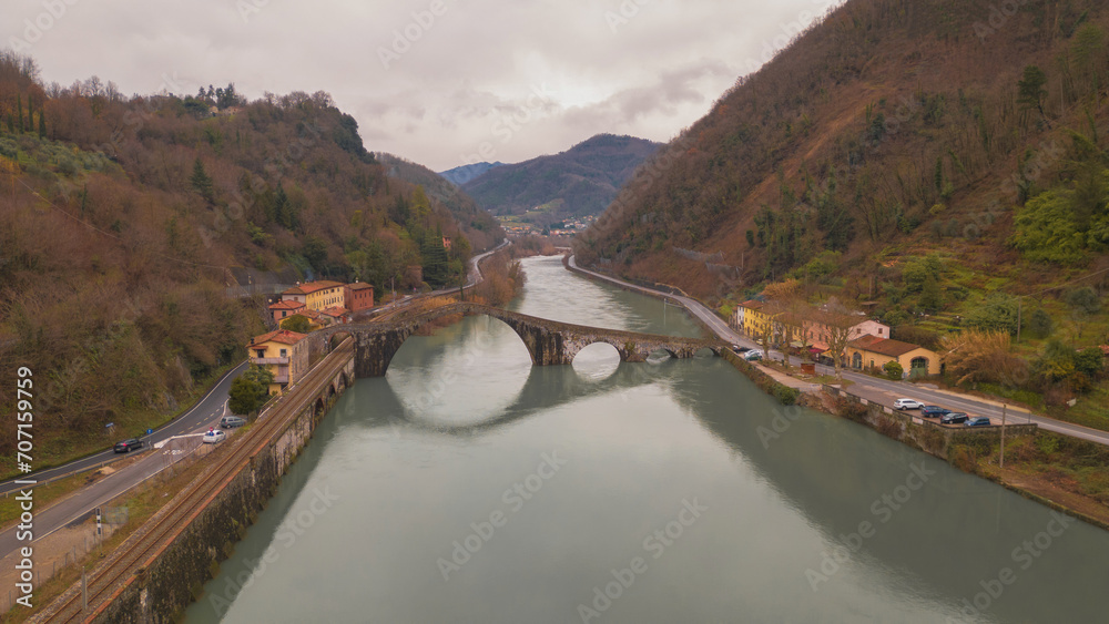 Obraz premium Devil's Bridge, Tuscany. Lucca. Suspension bridge over mirror water.