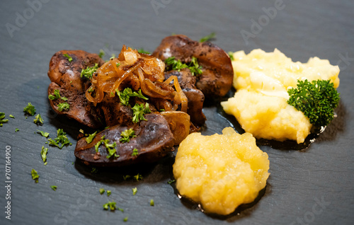 Geflügelleber mit Röstzwiebeln und Kartoffelpüree sowie Apfelmus photo