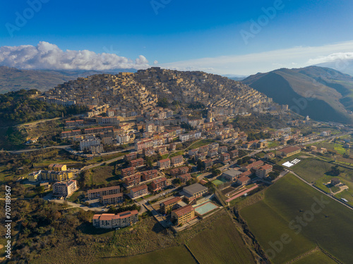 Fényképezés drone perspective of the landmark hilltop town of Gangi in central Sicily