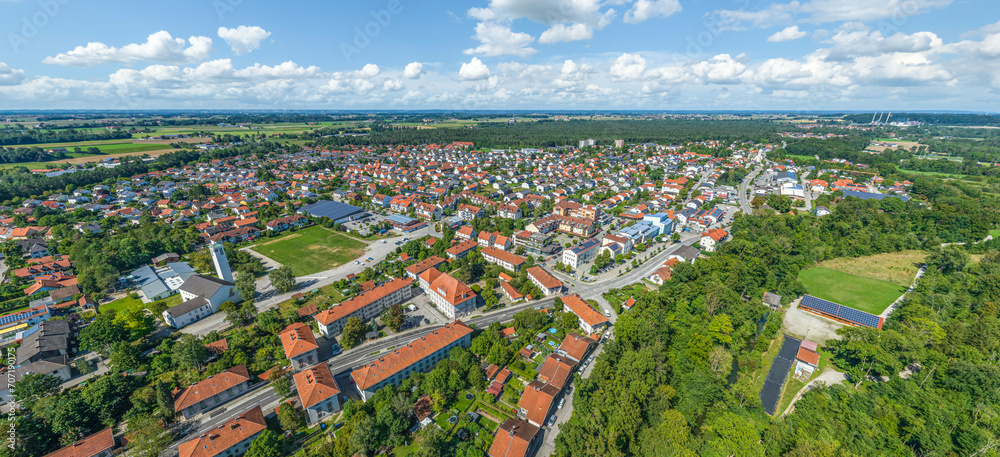 Ausblick auf die Gemeinde Garching an der Alz in Oberbayern