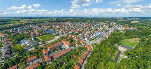 Ausblick auf die Gemeinde Garching an der Alz in Oberbayern