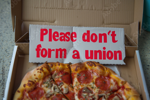 a photo of an anti union message left in a pizza box by an overbearing boss 