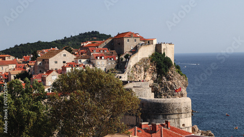 Encantos de Dubrovnik: Arquitetura Histórica e Mar Adriático. A imagem captura a essência de Dubrovnik, uma cidade repleta de história e beleza.