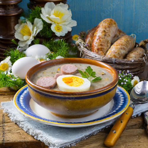 Żurek z jajkiem i białą kiełbasą - tradycyjna polska potrawa wielkanocna