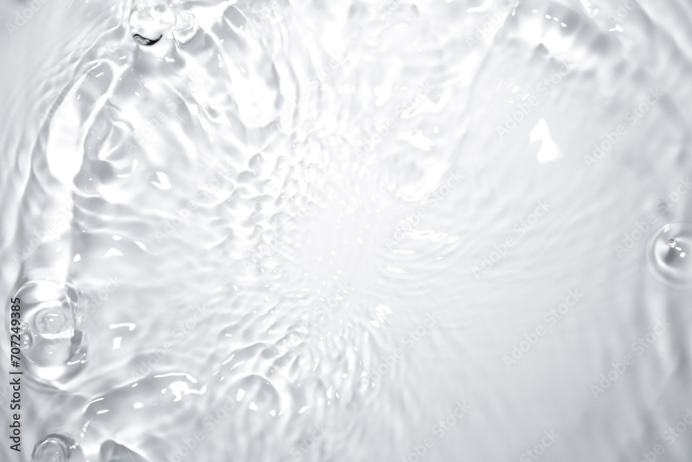 The water surface is white and transparent. The water surface is white and transparent.
