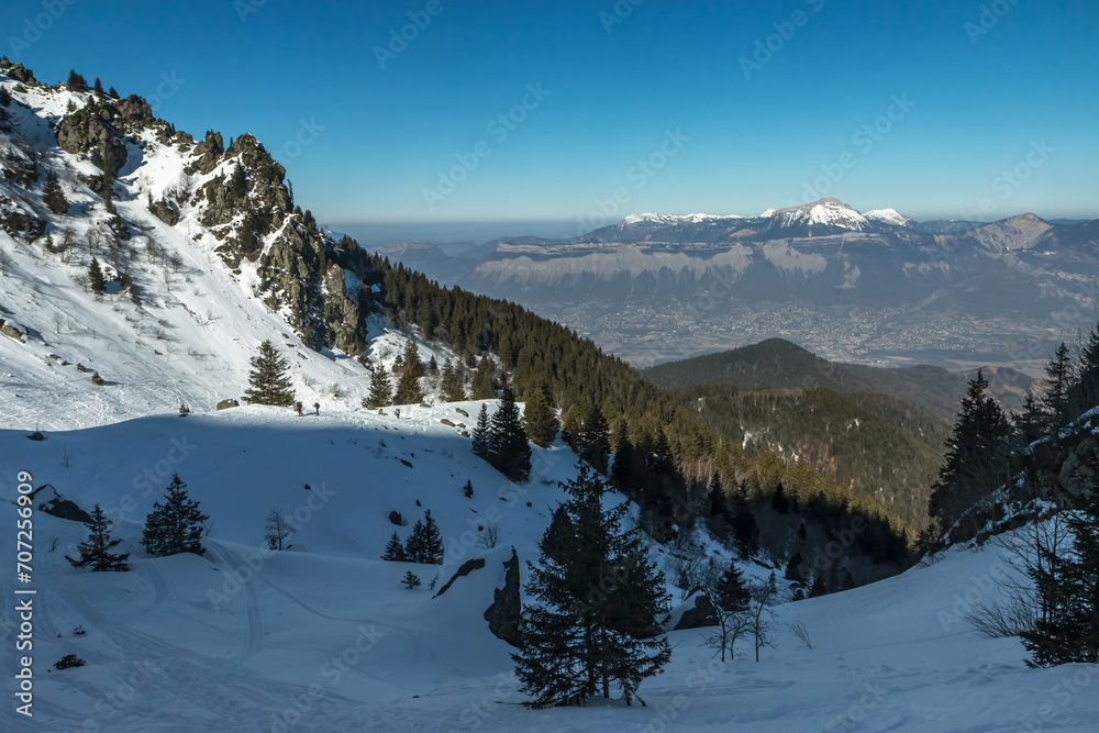 Massif de Belledonne en hiver , randonnée à ski au lac du crozet  , vue sur la vallée de Grésivaudan , Isère , Alpes