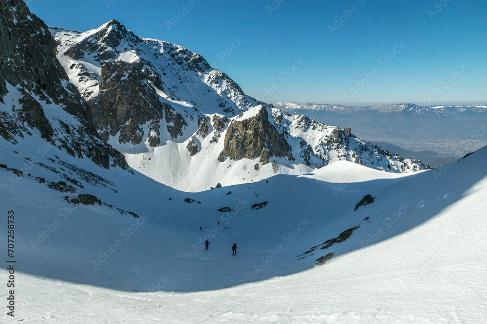 Randonnée en raquettes en hiver dans la chaîne de Belledonne, Isère , France