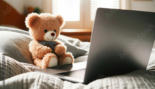 Teddybär mit Laptop im gemütlichen Schlafzimmer