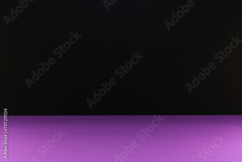 Arrière plan noir sur un support violet pour des produits avec un rendu 3 D. Plate-forme vide pour cosmétique, bijoux, maquette ou autres objets.	 photo