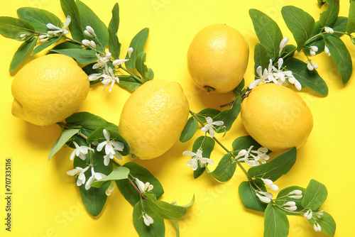 Fresh yellow lemons with gr...