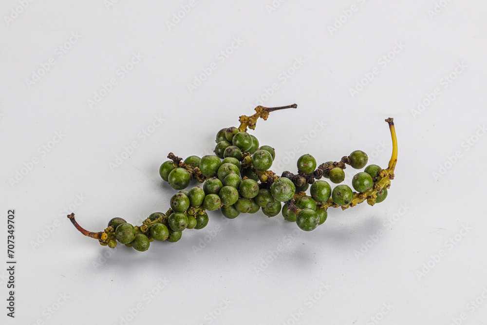 Φωτογραφία Green pepper corn heap isolated