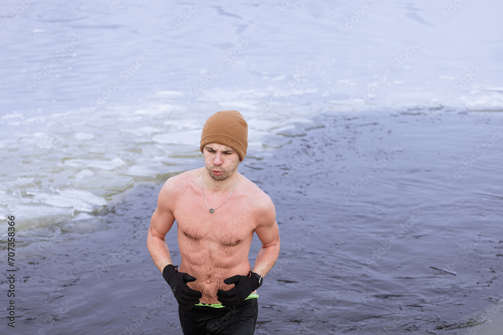 Φωτογραφία Brave man winter swimming in icy lake, showcasing Nordic lifestyle and cold expo