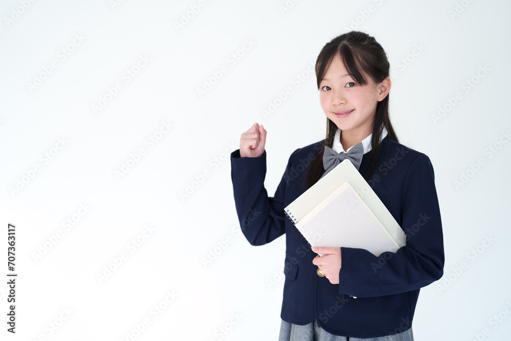 ガッツポーズをする小学生の女の子