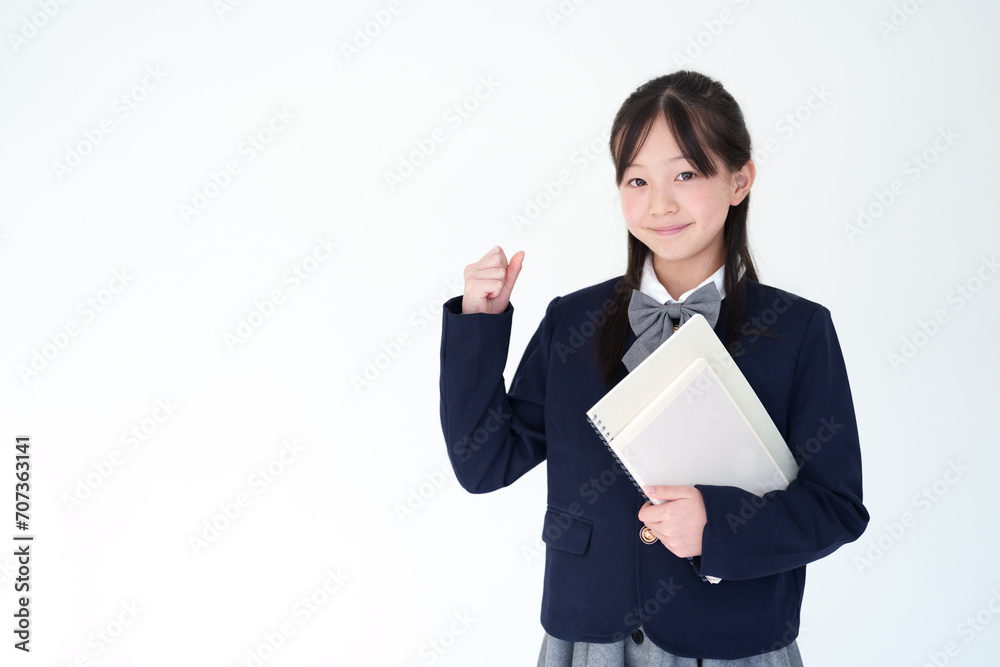 ガッツポーズをする小学生の女の子 ガッツポーズをする小学生の女の子