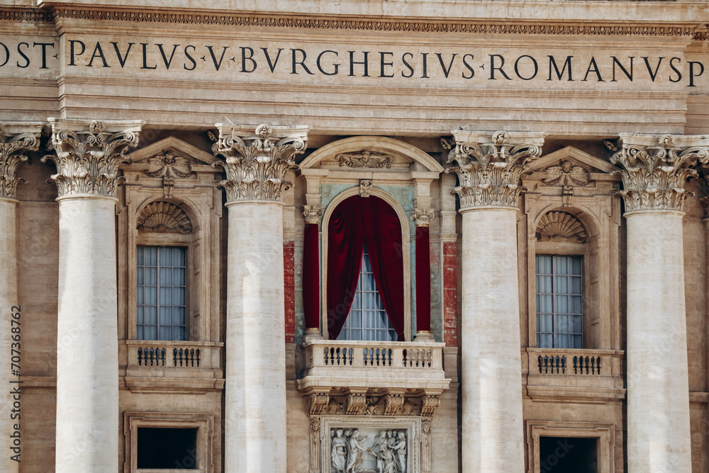 Ταπετσαρία The Papal Basilica of Saint Peter in the Vatican, or simply Saint Peter's Basili