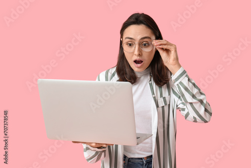 Confused young woman with l...