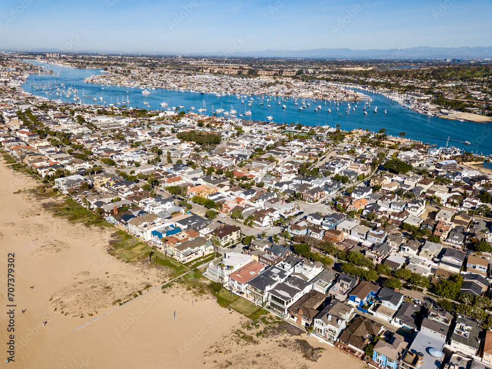 Φωτογραφία Aerial landscape view of Newport Beach, California homes, buildings and waterway