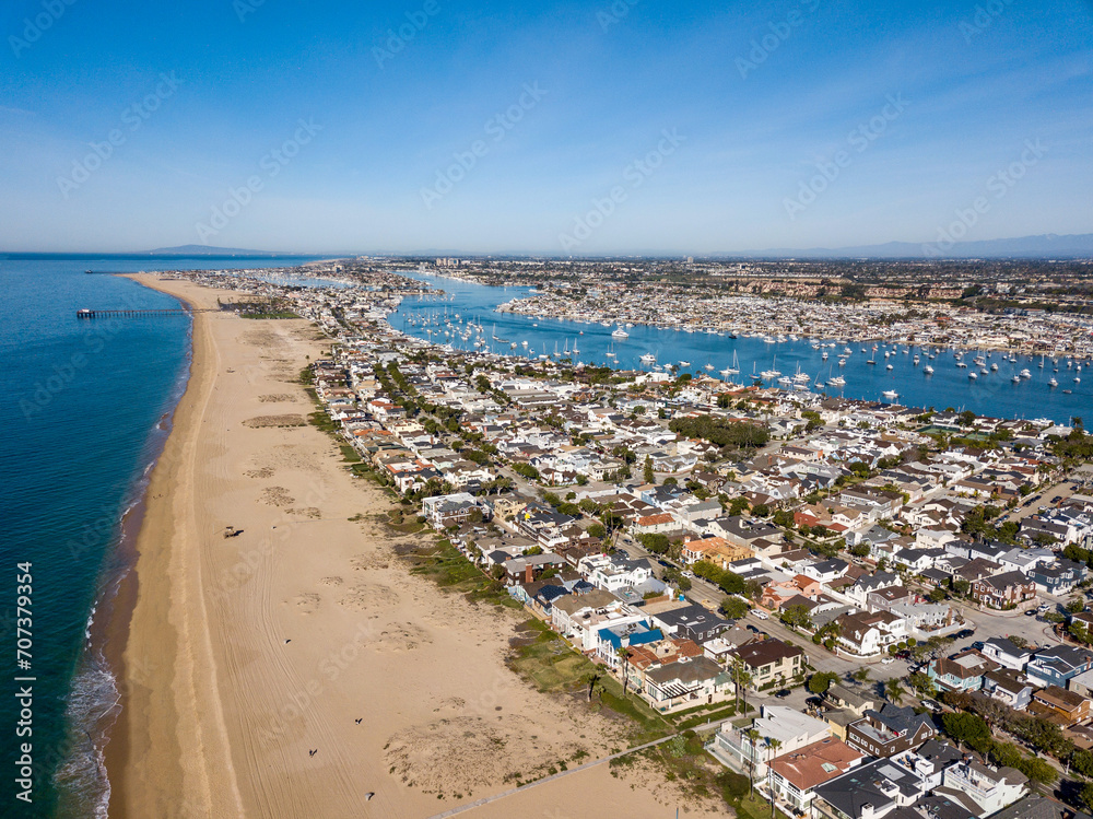 Φωτογραφία Aerial landscape view of Newport Beach, California homes, buildings and waterway