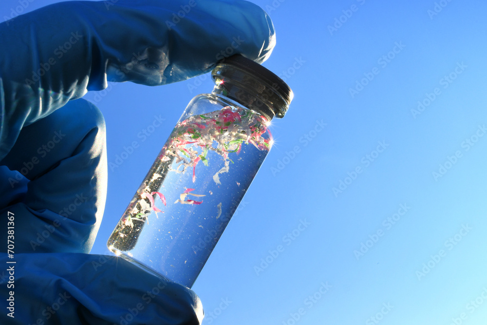 Foto Collecting water samples contaminated with microplastics, plastic pollution
