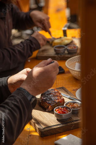 personas comiendo en mesa al aire libre photo