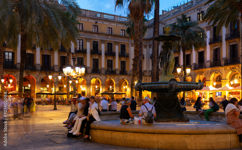 Φωτογραφία Placa Reial at night: square of restaurants and bars in Barri G?tic of Spanish B