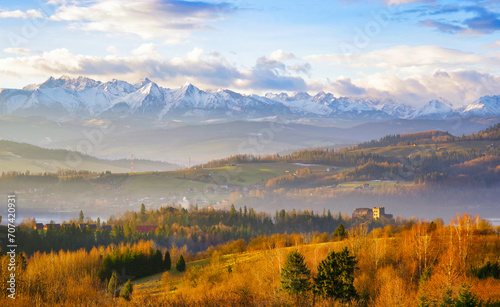Piękny krajobraz o poranku. Tatry ośnieżone, mgły w dolinach oraz zamek Czorsztyn,