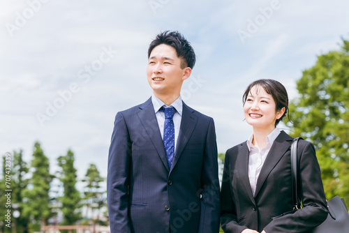 若いスーツ姿のアジア人ビジネスマンとビジネスウーマン（男女・未来・夢・希望）
