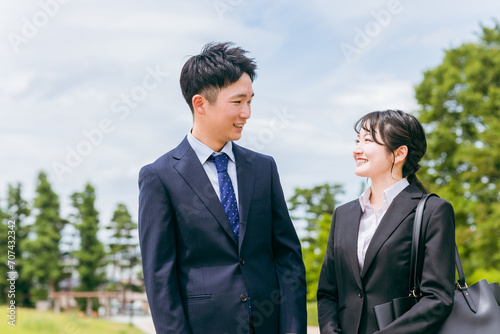 若いスーツ姿のアジア人ビジネスマンとビジネスウーマン（男女） 