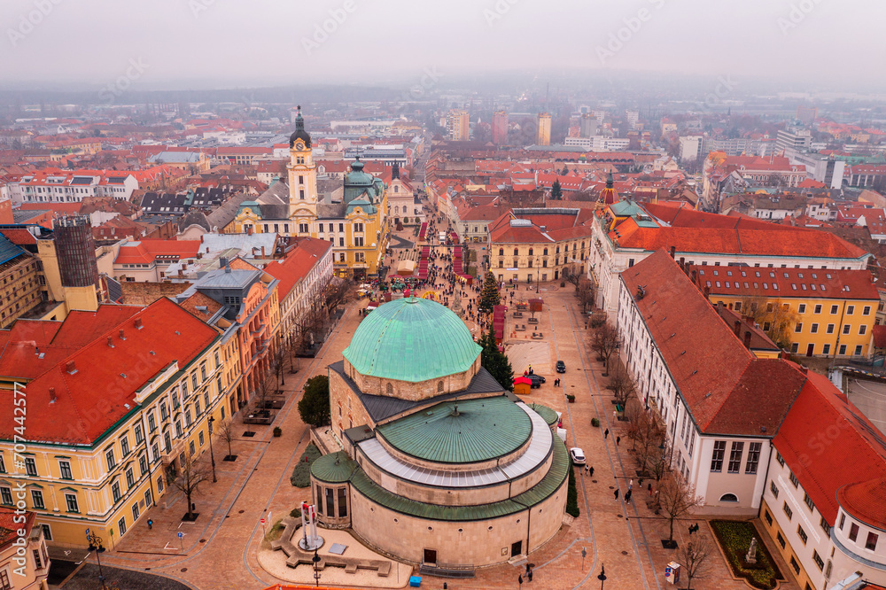 Φωτογραφία Aerial skyline view about the christmas market at downtown of Pecs next to Mosque of Pasha Gazi Kassim