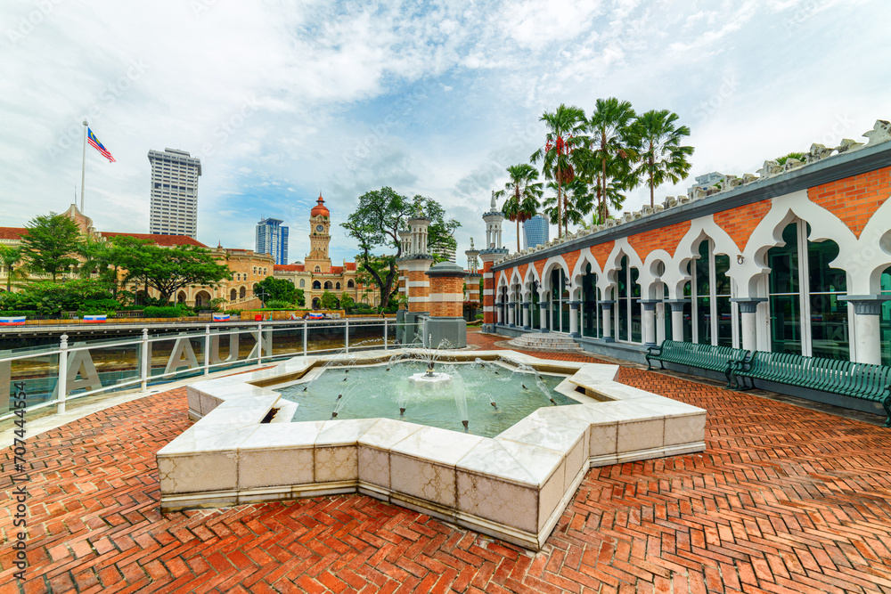Ταπετσαρία View of Jamek Mosque and scenic fountain, Kuala Lumpur, Malaysia