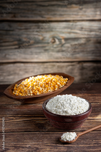 Maize starch. Cornstarch in the bowl and corn kernels.