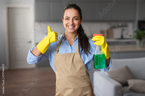 Εκτύπωση καμβά Happy housekeeper gives thumbs up with cleaning products