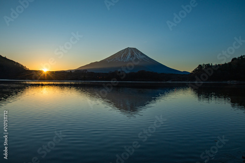 精進湖から富士山と日の出 © 文明 金本