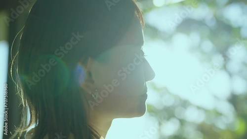 テラスから屋外を見つめる女性