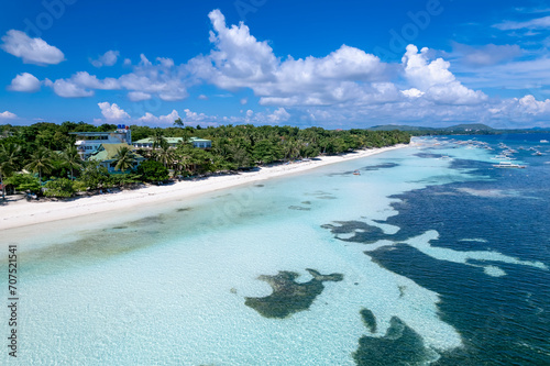 Canvas Print The coastline of Dumaluan Beach during a weekday in the island of Panglao, Philippines