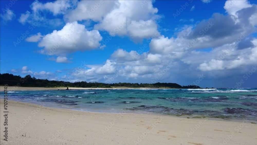 雲が流れる奄美大島の土盛海岸(タイムラプス) 雲が流れる奄美大島の土盛海岸(タイムラプス)
