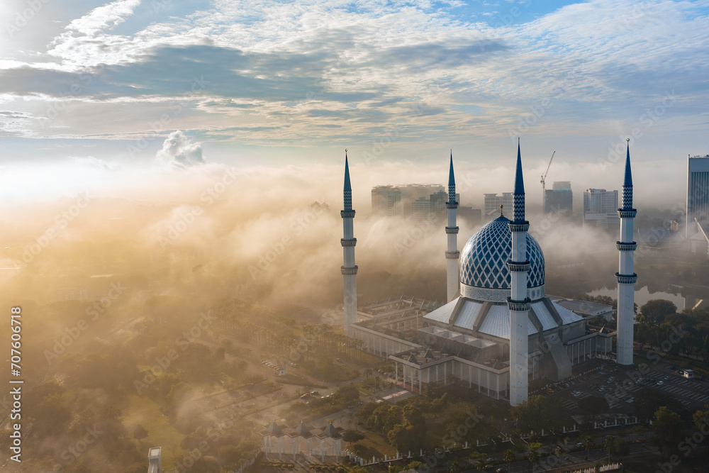 Ταπετσαρία Close up aerial view of blue mosque of shah alam with low clouds and misty morni
