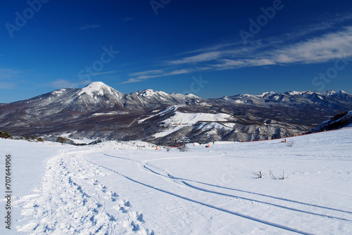 雪原の向こうは蓼科山と八ヶ岳連峰 © 海勇 曹