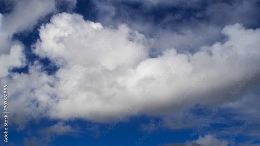 Vue rapprochée de cumulus de beau temps, par une météo clémente Vue rapprochée de cumulus de beau temps, par une météo clémente