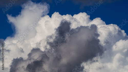Vue rapprochée de cumulus de beau temps, par une météo clémente © Anthony