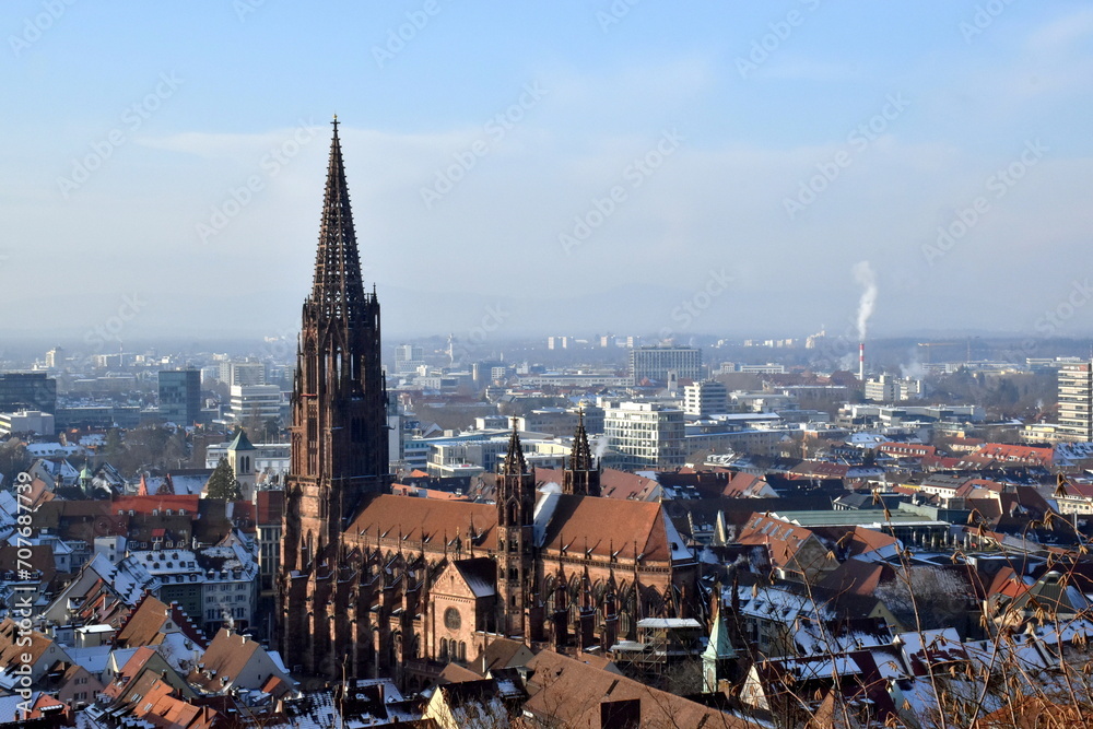 Blick aufs Freiburger Münster im Winter