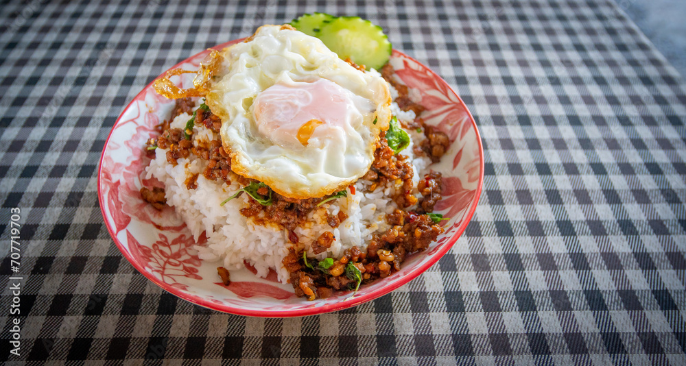 Φωτογραφία Thai food, stir-fried basil with pork and fried egg Popular food of Thailand, original Thai food concept