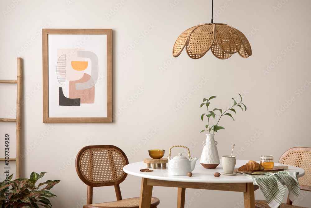 Ταπετσαρία The stylish dining room with round table, rattan chair, wooden commode, pock up poster and kitchen accessories